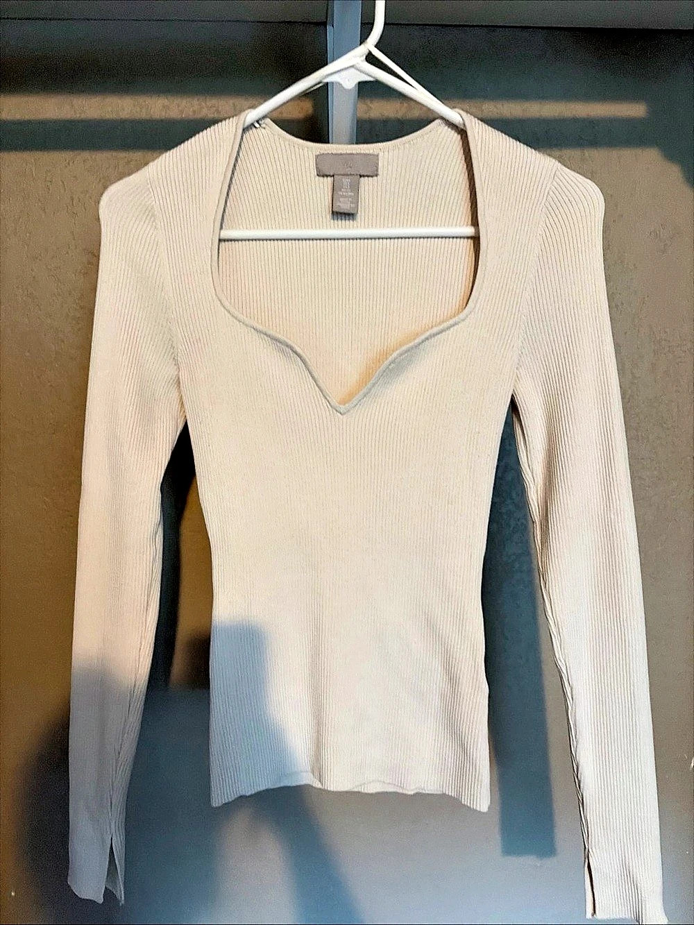 H&M Long Sleeve Ribbed V-Neck Top in Beige Size Medium
